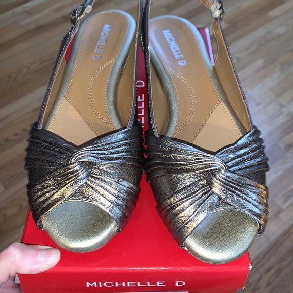 Michelle D Gold metallic sandals low heel - Picture 3 of 7